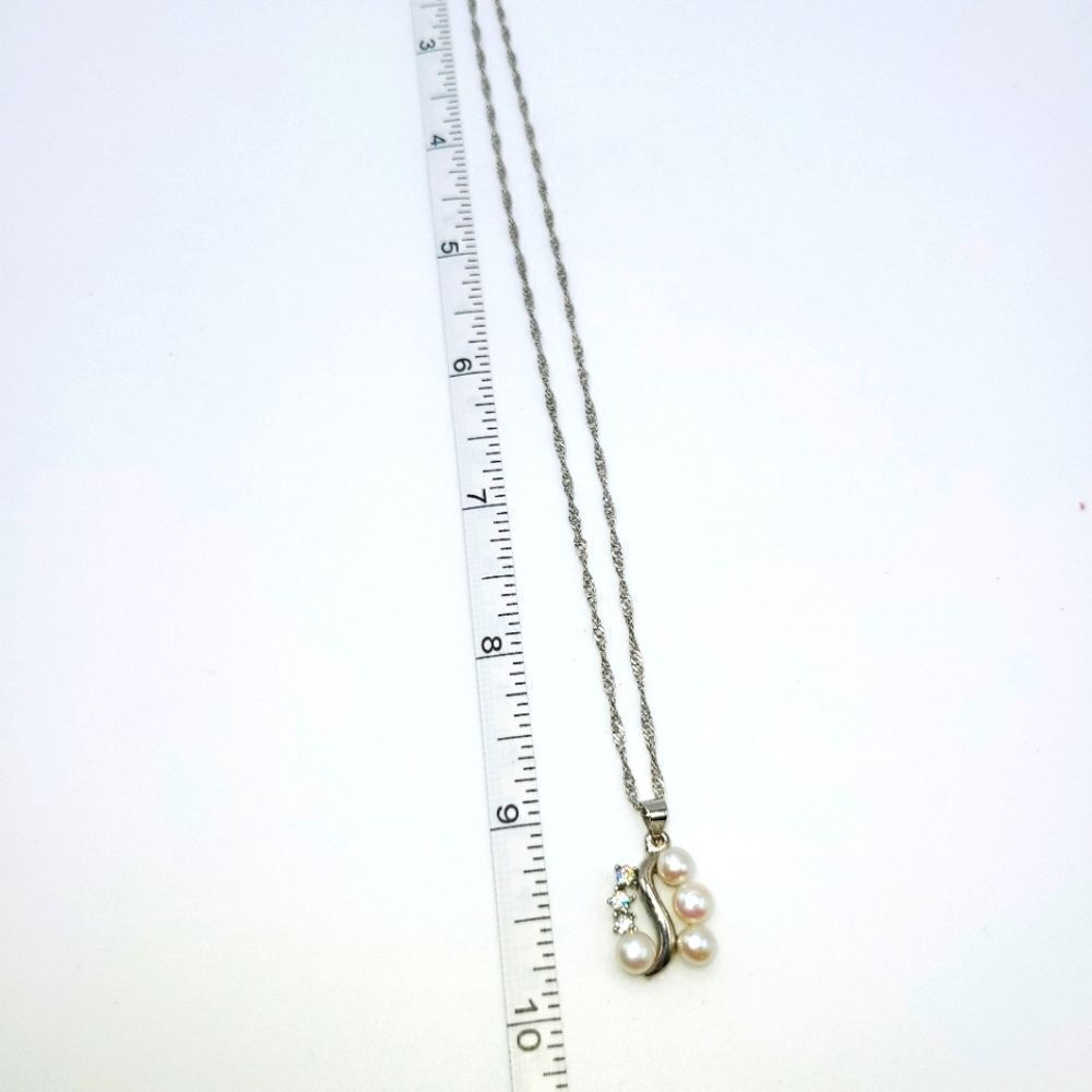 Faux Pearl and Rhinestone silvertone necklace - Picture 6 of 6